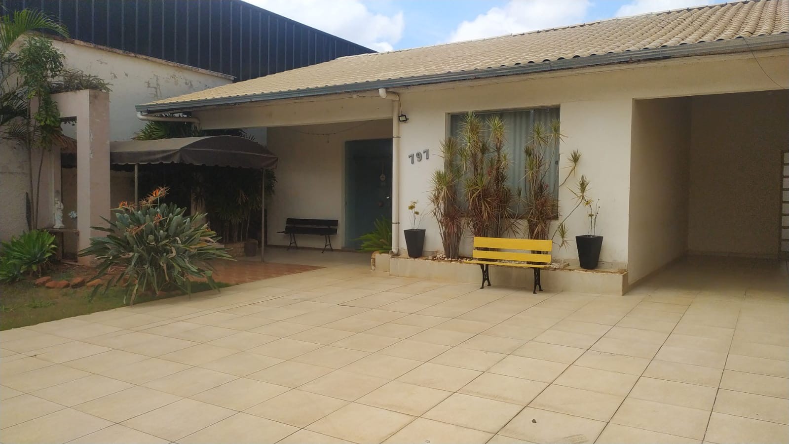 Casa para venda com Jardim, quatro quartos, piscina em uma das principais Avenidas de Patos de Minas 