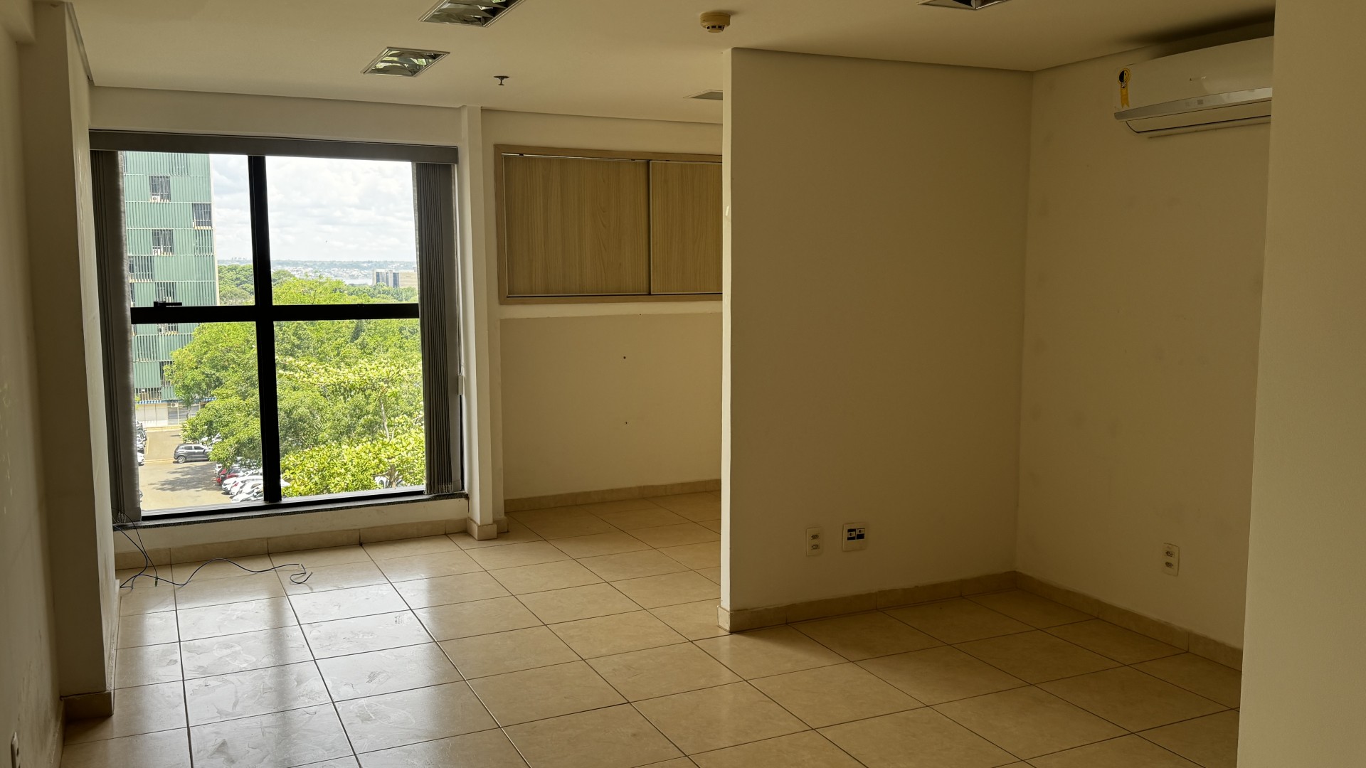 Conjunto de 8 salas comerciais disponíveis para venda ou locação, com ótima localização e infraestrutura completa.