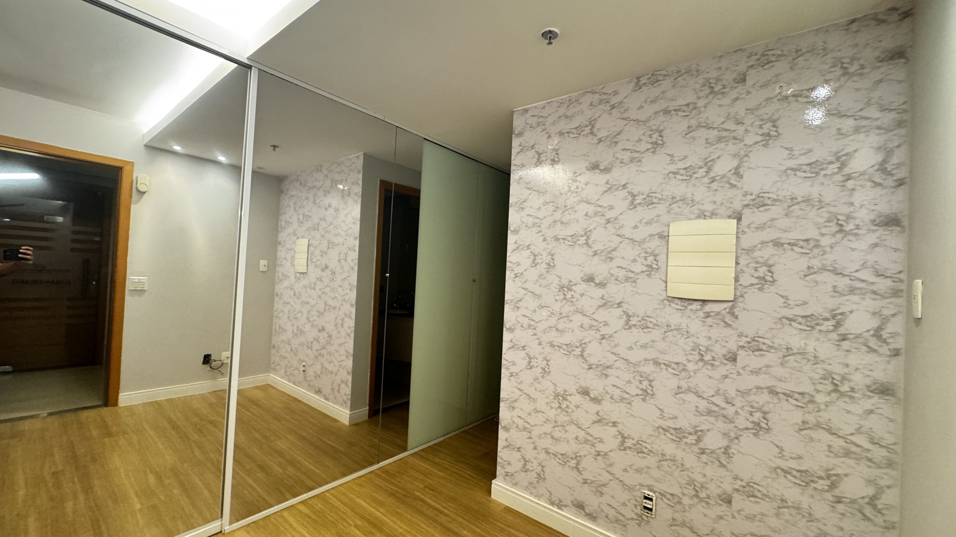 Sala reformada e com duas vagas de garagem no coração de Brasilia. Alugue no Ed. Victoria Office Tower.