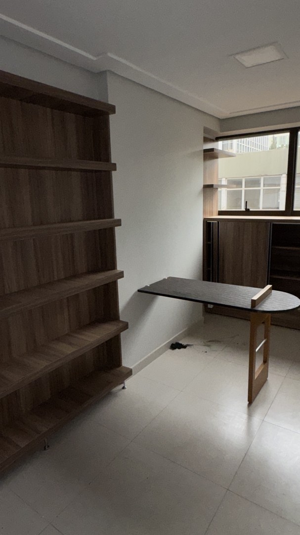 Sala para alugar no Setor de Autarquias Sul com divisória, ar-condicionado e duas vagas de garagem. 