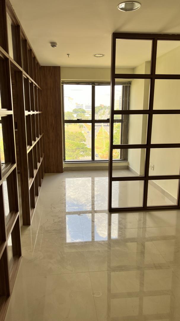 Excelente conjunto de salas comerciais para alugar, com divisórias e ar-condicionado.
