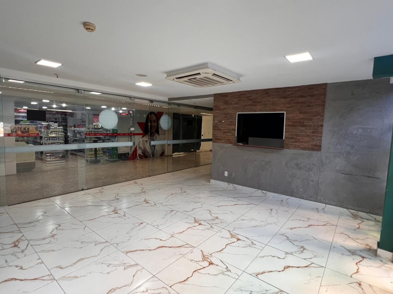 Loja Térrea com Excelente Exposição  Ed. Victory Office Tower Alto Fluxo de Pessoas
