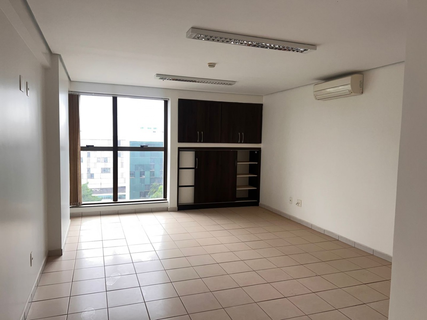 Excelente Sala Comercial no Setor de Autarquias  Andar Alto e Nascente